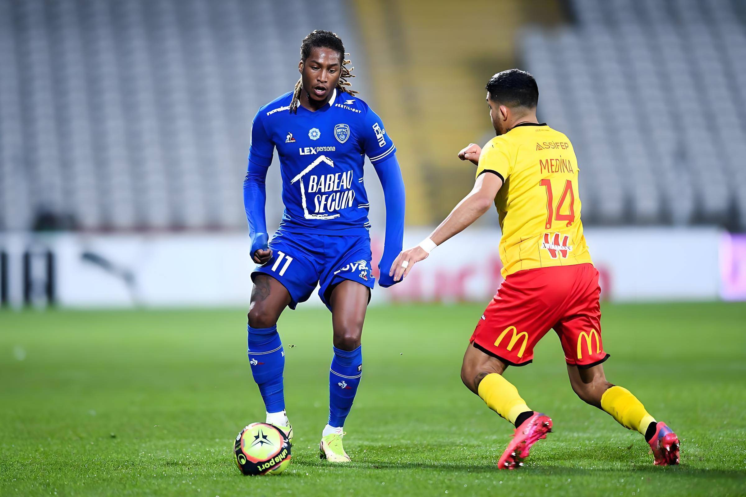 赛前突围战来临；上海海港围绕法甲状态回暖；管理层满意；资深球员宣示担当(法甲巴黎里昂)