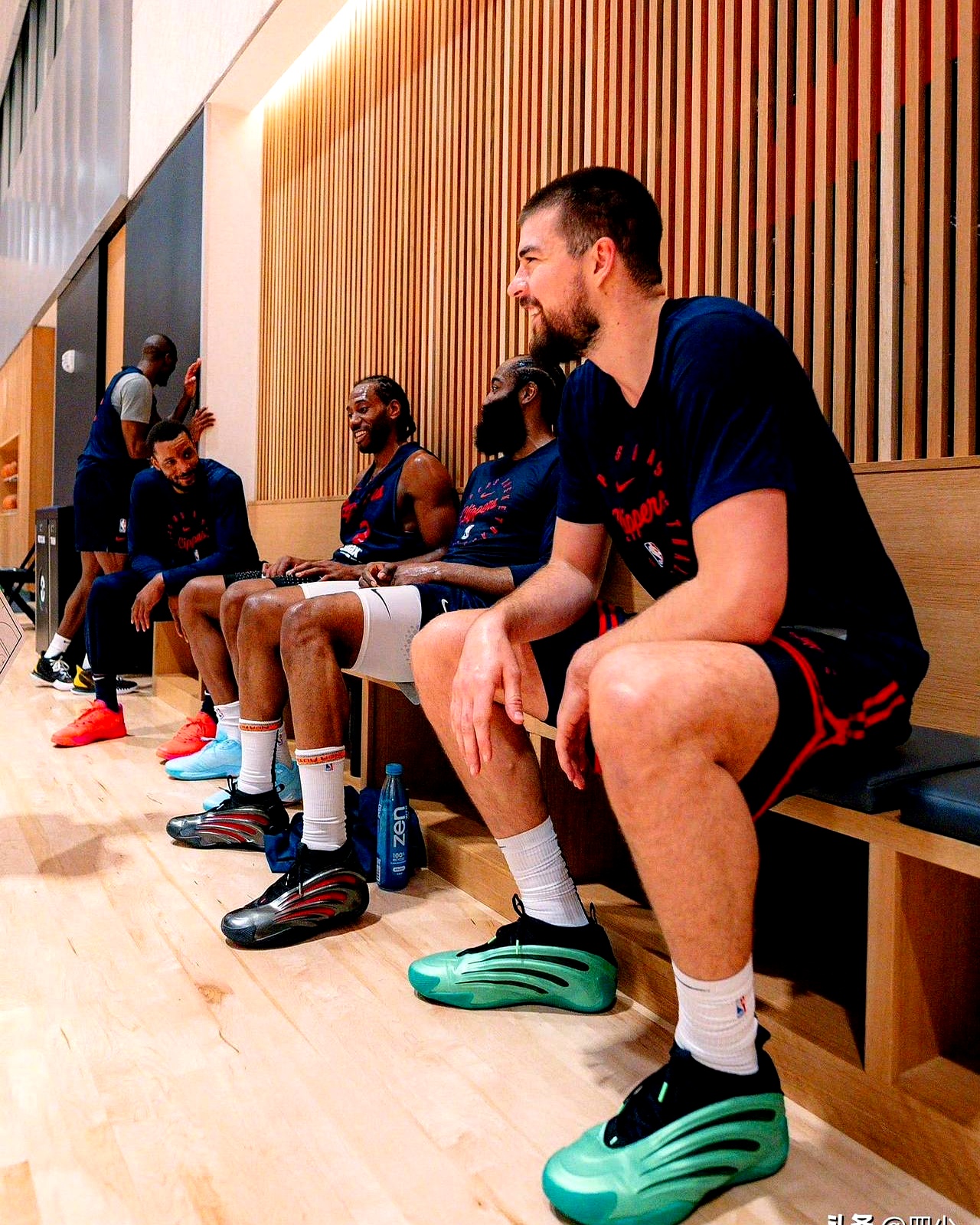 爱游戏下载-今晚洛杉矶湖人调整名单以备欧联；篮板制胜环节打磨；管理层满意；年轻球员得到机会的简单介绍