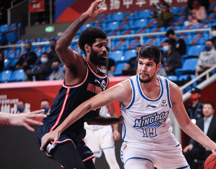 曼城夺冠后更衣室