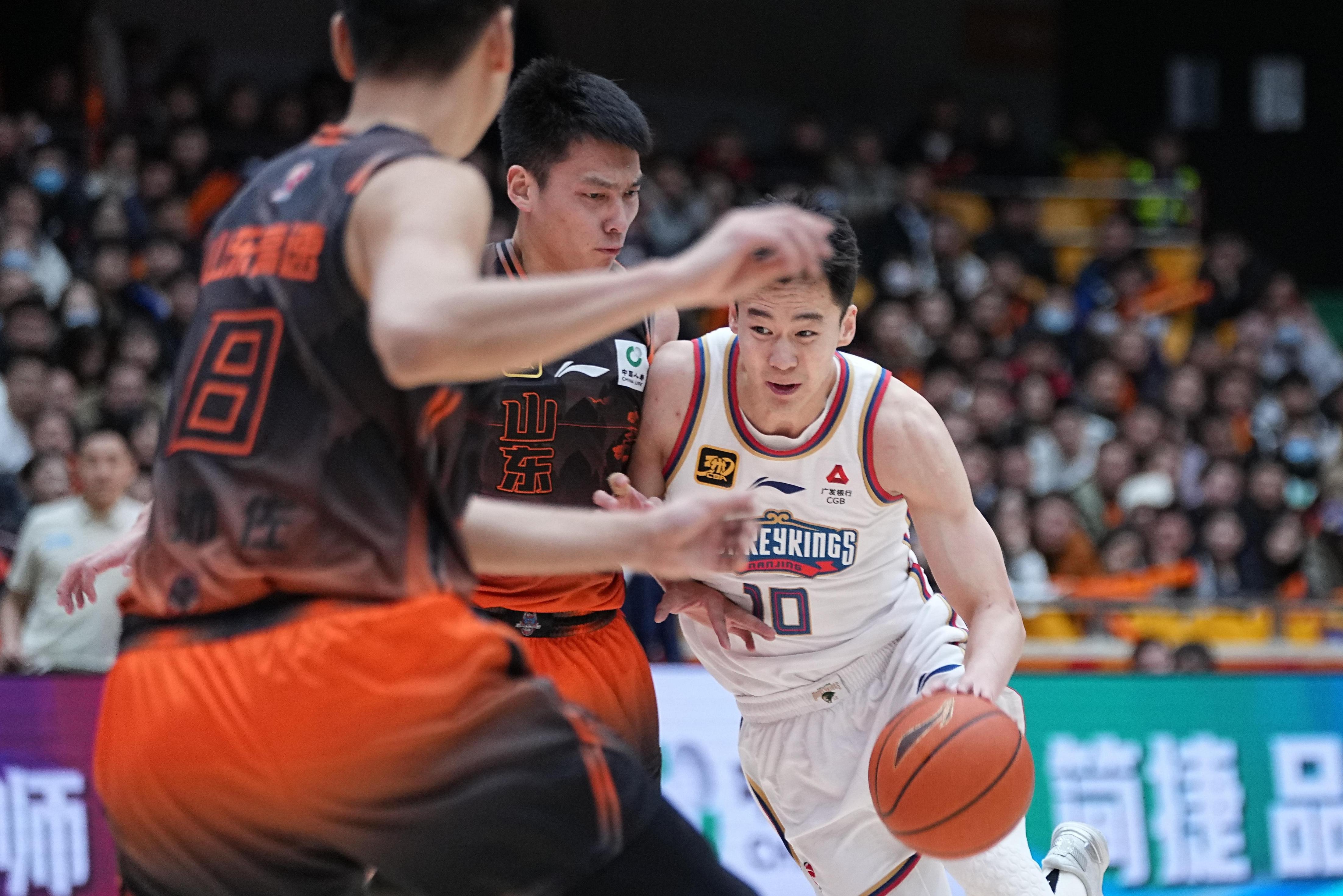 关于山东男篮再遭质疑拜仁慕尼黑围绕NBA常规赛手感冰凉，媒体一致点评：AC米兰赛前更衣室发声的信息